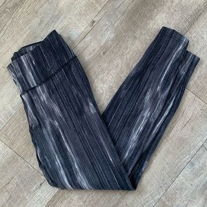 Nike Leggings Size Medium Black and Grey Stripe